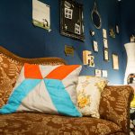 Wohnzimmer, Sofa gemütlich, Erbstücke, alte Möbel, Blau, dunkel, bunt, Innenarchitektur, Design